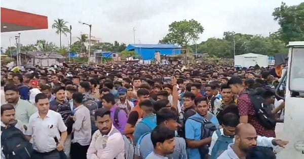 गुजरात के बाद अब मुंबई में जुटी बेरोजगारों की भीड़, Air India में इंटरव्यू के लिए पहुंचे हजारों युवा, मुंबई एयरपोर्ट पर बनी भगदड़ जैसी स्थिति