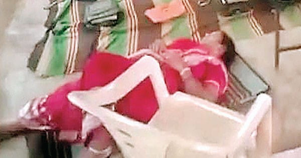 लंच के दौरान क्लासरूम में सो रही महिला शिक्षक का वीडियो किया वायरल