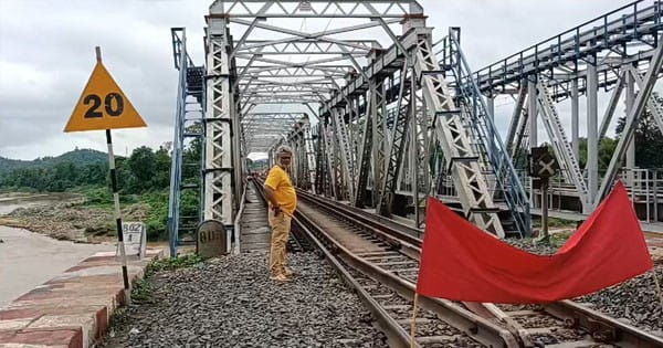 बड़ा हादसा टला, बैतूल के बरबतपुर में धंसा ट्रैक, मरम्मत में जुटा रेलवे का अमला