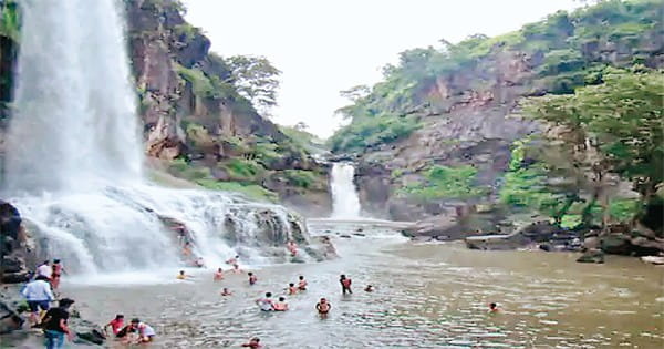 मानसूनी वॉटर फॉल को स्विमिंग पूल न समझें, यही बन रहे डूबने की वजह
