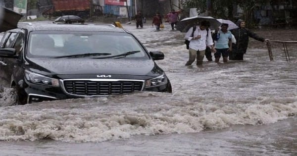 गुजरात में भारी बारिश से तबाही :  अब तक आठ लोगों की मौत... कई गांवों का संपर्क टूटा, NDRF तैनात; ट्रेनें प्रभावित