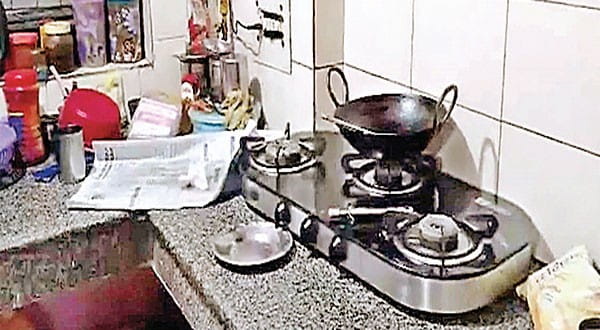 चोरों ने पहले पकौड़े बनाए, पान थूका... फिर की चोरी