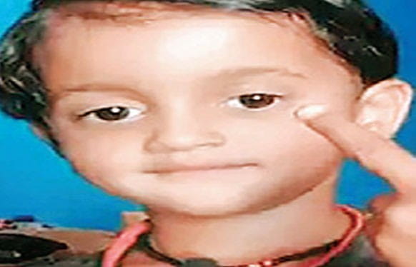 खुले बोरवेल में गिरी तीन साल की मासूम सौम्या को सात घंटे की मशक्कत के बाद निकाला गया, हुई मौत
