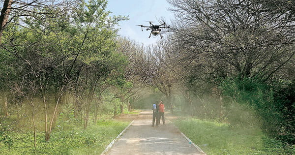 मुरार स्थित सेकंड बटालियन में नीम के पेड़ों को कीट से बचाने के लिए ड्रोन से किया दवा का छिड़काव