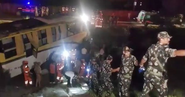 आगरा-लखनऊ एक्सप्रेसवे पर हादसा : कार से टक्कर के बाद 50 फीट नीचे गिरी बस, मां-बेटे समेत 7 की मौत
