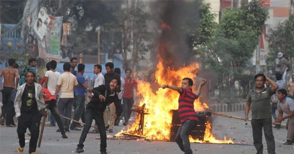 बांग्लादेश में फिर भड़की हिंसा, अब तक 32 लोगों की मौत, पूरे देश में कर्फ्यू, शेख हसीना के इस्तीफे की मांग तेज