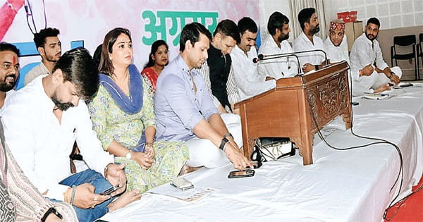 युवा कांग्रेस की बैठक में मोबाइल फोन पर व्यस्त रहे वरिष्ठ नेता
