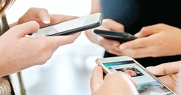 नकारात्मक प्रभावों के चलते चार में से एक देश ने स्कूलों में स्मार्टफोन पर रोक लगाई