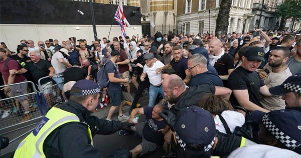UK Protest : ब्रिटेन हिंसक प्रदर्शन में 150 से अधिक घायल, पीएम ने दंगाइयों को दी चेतावनी, कहा- हिंसा में शामिल लोगों को पछताना पड़ेगा