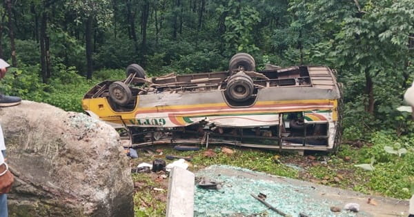 भोपाल से लाड़कुई जा रही यात्री बस खाई में गिरी, 35 यात्री घायल, रेहटी के देलावाड़ी घाट पर हुआ हादसा