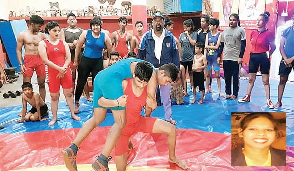 इंदौरी फोगाट 150 बालिकाओं को सिखा रहे कुश्ती के दांव-पेंच