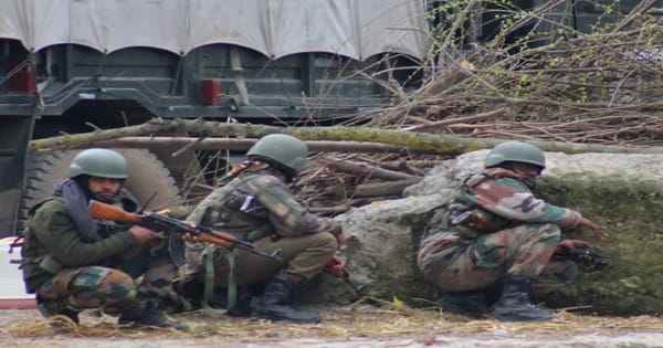 जम्मू-कश्मीर : अनंतनाग में सुरक्षाबलों और आतंकियों के बीच मुठभेड़, 2 जवान शहीद, 3 घायल; एनकाउंटर जारी