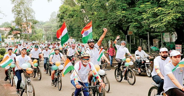 देशभक्ति के नारे लगाते हुए 400 लोगों ने की 15 किमी साइकलिंग