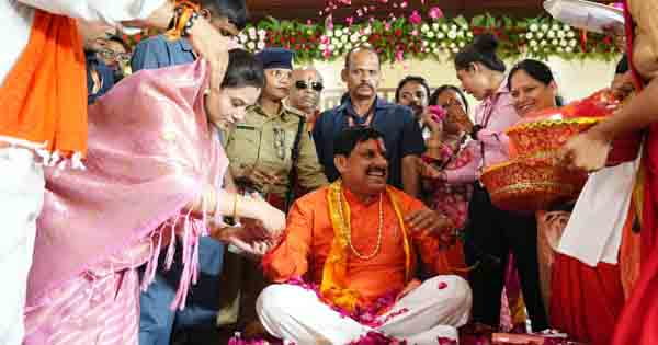 उज्जैन में ‘रक्षाबंधन एवं श्रावण उत्सव' : सीएम ने कहा- रक्षासूत्र बांधकर धन्य कर दिया, बहनों का जीवन सदैव खुशियों से भरा रहे