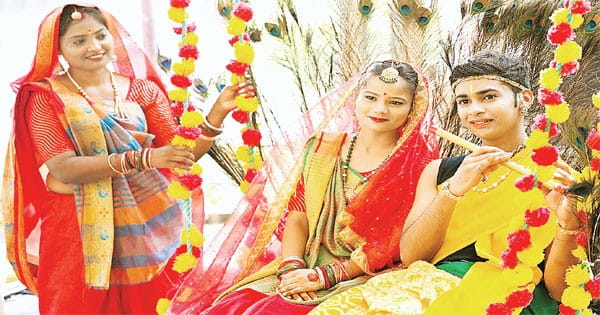 बघेली में बधाई, धान रोपाई जैसे 16 तरह के लोकगीतों की दी प्रस्तुति