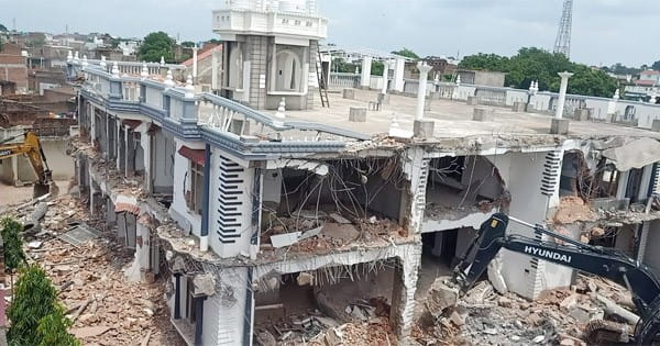 छतरपुर में थाने पर पथराव : आरोपी के मकान पर चला बुलडोजर, 100 से अधिक उपद्रवियों पर FIR