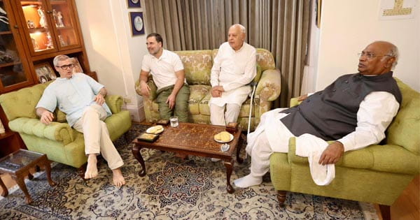 जम्मू-कश्मीर की 90 सीटों पर कांग्रेस और NC में गठबंधन, दोनों दल एक साथ लड़ेंगे चुनाव; फारूक अब्दुल्ला ने कहा- हमारी बैठक अच्छी रही