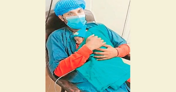 ‘कंगारू फादर केयर’, पिता की जादुई झप्पी दे रही कमजोर बच्चों को नया जीवन