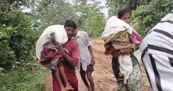 Maharashtra Shocking Video : न सड़क, न एंबुलेंस... आंखों में आंसू और कंधों पर दो बेटों का शव, 15 किमी तक कीचड़ में पैदल चलते रहे माता-पिता