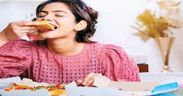 रात में बोरियत से बचने न करें ओवरइटिंग, फिट रहने के लिए शाम 6 से रात 8 के बीच करें डिनर