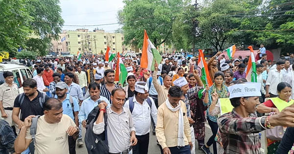 भोपाल में अतिथि शिक्षकों का प्रदर्शन, सीएम हाउस का घेराव करने से रोका, पुलिस और प्रदर्शनकारियों के बीच झूमाझटकी