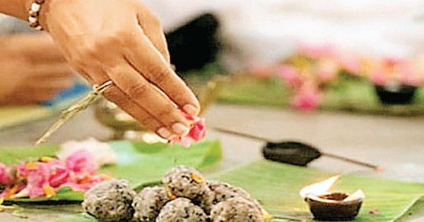 पितृपक्ष में खाना खिलाने वृद्धाश्रमों में बुकिंग, जिन्होंने कोविड में अपनों को खोया वो भी पहुंच रहे