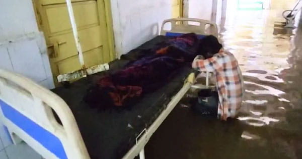 Sheopur Emotional Photo : अस्पताल में भरा था 3 फीट पानी, बेटा मां के शव से लिपटकर रोता रहा