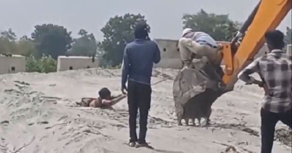 Balaghat Viral Video : खेत जा रही थी महिला... अचानक Fly Ash के दलदल में गर्दन तक धंसी, जेसीबी से खींचा गया बाहर