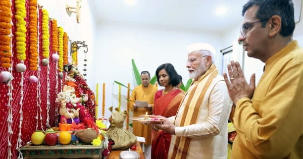CJI चंद्रचूड़ के घर पहुंचे PM मोदी, गणपति पूजा में हुए शामिल, संजय राउत बोले- अब हमें न्याय कैसे मिलेगा