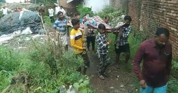जबलपुर VIRAL PHOTO:  बुजुर्ग मरीज की खाट ने खड़ी कर दी सिस्टम की खटिया, गांववालों के लिए यही है स्ट्रेचर और एम्बुलेंस