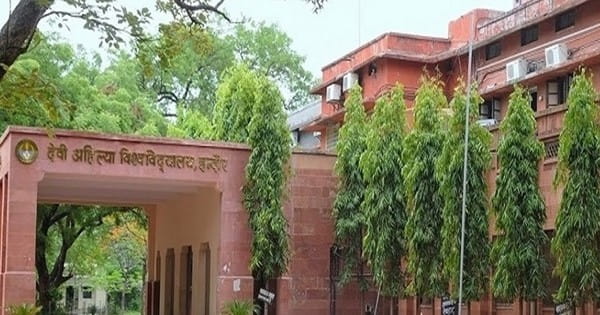 DAVV के IET हॉस्टल में रैगिंग का मामला, सीनियर्स ने जूनियर स्टूडेंट का मुंह कमोड में डालकर फ्लश चलाया, मारपीट भी की