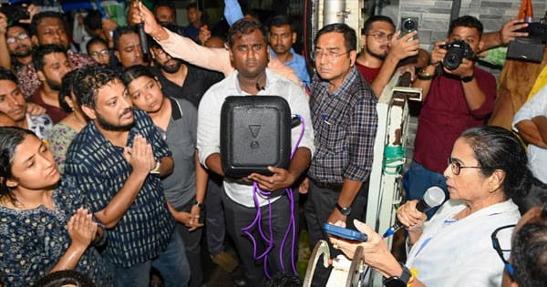 Kolkata Doctor Rape-Murder Case : सीएम आवास पहुंचे जूनियर डॉक्टर्स, ममता बनर्जी से बातचीत जारी