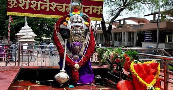 शनिदेव की मूर्ति से पूछ रहा था सवाल, नहीं मिले जवाब तो भड़क गया भक्त, फिर जानें क्या हुआ....