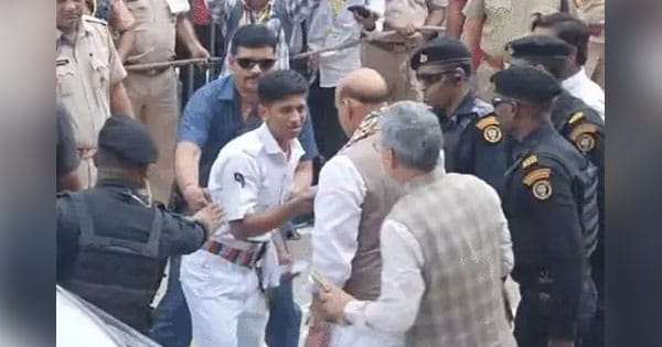 मां के लिए बेटे ने रक्षा मंत्री की सिक्योरिटी में मार दी सेंध, जानें फिर क्या हुआ...