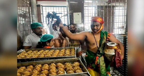 Tirupati Laddu Controversy : तिरुपति मंदिर में हुआ शुद्धिकरण अनुष्ठान, पुजारियों ने कहा- भक्त प्रसादम को लेकर अब कोई शंका न रखें