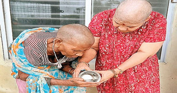 वृद्ध बोले- बच्चे जीते जी गेंद की तरह यहां-वहां फेंकते रहे, उनसे तर्पण की उम्मीद क्यों रखें