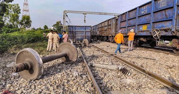पश्चिम बंगाल में मालगाड़ी के 5 डिब्बे पटरी से उतरे, ट्रेनों को डायवर्ट किया