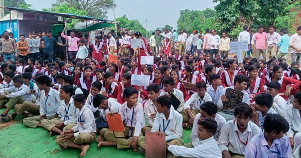 Sihora News : प्रभारी प्राचार्य के ट्रांसफर का विरोध, त्रैमासिक परीक्षा का बहिष्कार कर अनशन पर बैठे स्टूडेंट्स