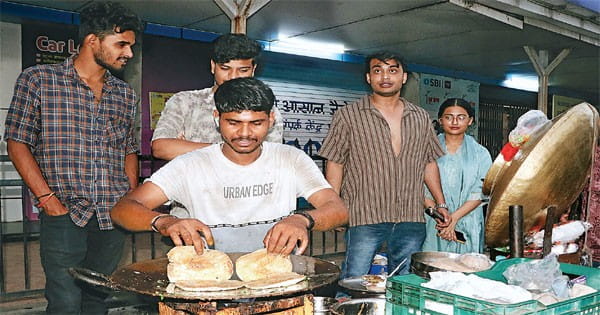 सोशल मीडिया पर रील्स देखकर छोलेकु लचे और स्ट्रीट फूड खाने पहुंच रहे युवा