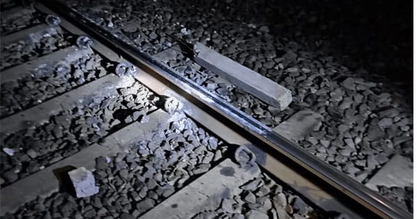 यूपी में फिर ट्रेन पलटाने की साजिश, रेलवे ट्रैक पर रख सीमेंटेड खंभा, लोको पायलट की सूझबूझ से टला हादसा; आरोपी गिरफ्तार