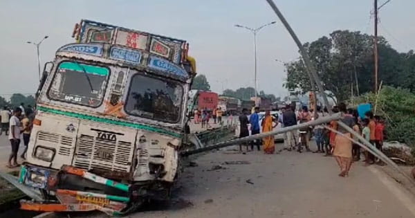 यूपी के मिर्जापुर में बड़ा हादसा : ट्रक और ट्रैक्टर में भीषण टक्कर, 10 मजदूरों की मौत; ट्रॉली से उछलकर 15 फीट दूर गिरे लोग