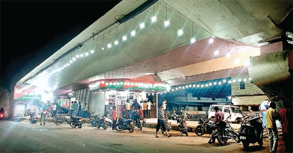 यहां रात में सड़क बन जाती है अहाता, थाने से 50 मीटर दूरी पर खुलेआम छलकते हैं जाम