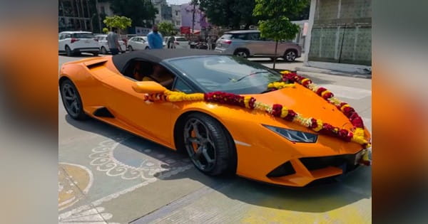 Luxury Car In Indore : शौकीनों के शहर इंदौर में शामिल हुई नई लैम्बॉर्गिनी, पेंट पर खर्च कर दिए 32 लाख, फीचर्स और कीमत सुन उड़ जाएंगे होश