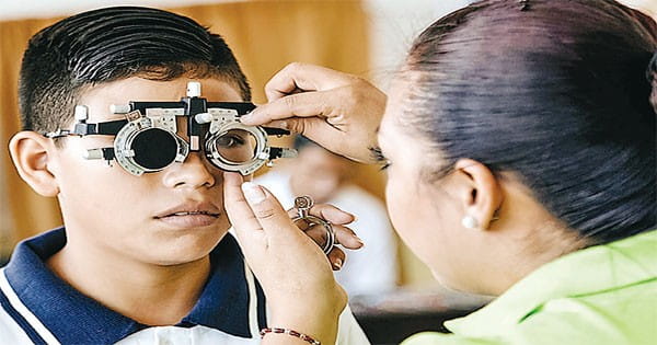 ‘चिल्ड्रन, लव योअर आईज...’, डॉक्टर्स दे रहे अब बच्चों को स्क्रीन टाइम घटाने की सलाह