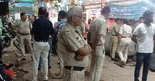 Bhopal News : शराब दुकानों के बाहर छलका रहे थे जाम, आबकारी विभाग ने 12 शराब दुकानों पर दी दबिश, ठेले और गुमटियां भी किए जब्त