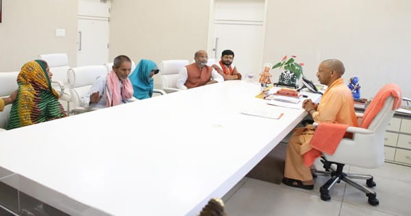 Bahraich Violence : सीएम योगी ने पीड़ित परिवार से की मुलाकात, 10 लाख का मुआवजा और सरकारी नौकरी का ऐलान