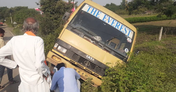 Dewas Bus Accident : स्कूल बस अनियंत्रित होकर नाले में गिरी, 25 से 30 बच्चे सवार थे, सभी सुरक्षित, बड़ा हादसा टला