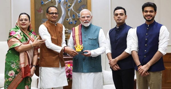 शिवराज के घर बजेगी शहनाई : केंद्रीय मंत्री ने सपरिवार PM मोदी से की मुलाकात, दोनों बेटों की शादी में आने का दिया निमंत्रण