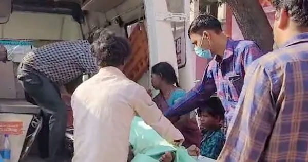 मथुरा में हादसा : बिजली के खंभे से टकराई मजदूरों से भरी पिकअप, दो बच्चियों समेत चार की मौत