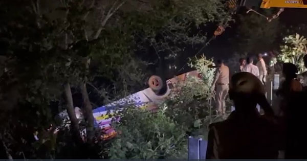 UP Road Accident : श्रद्धालुओं से भरी बस नाले में गिरी, 3 की मौत, साइकिल सवार को बचाने के चक्कर में हुआ हादसा